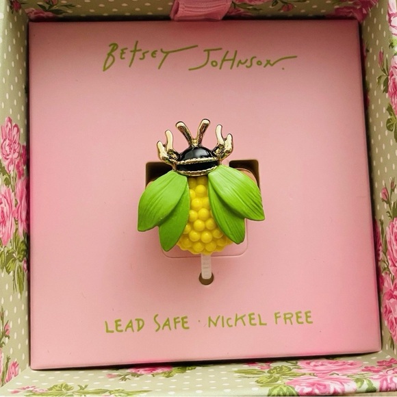 ❌❌ sold ❌❌ Betsey Johnson Gold Plated Bee Stretch Cocktail Statement Ring - Picture 2 of 3
